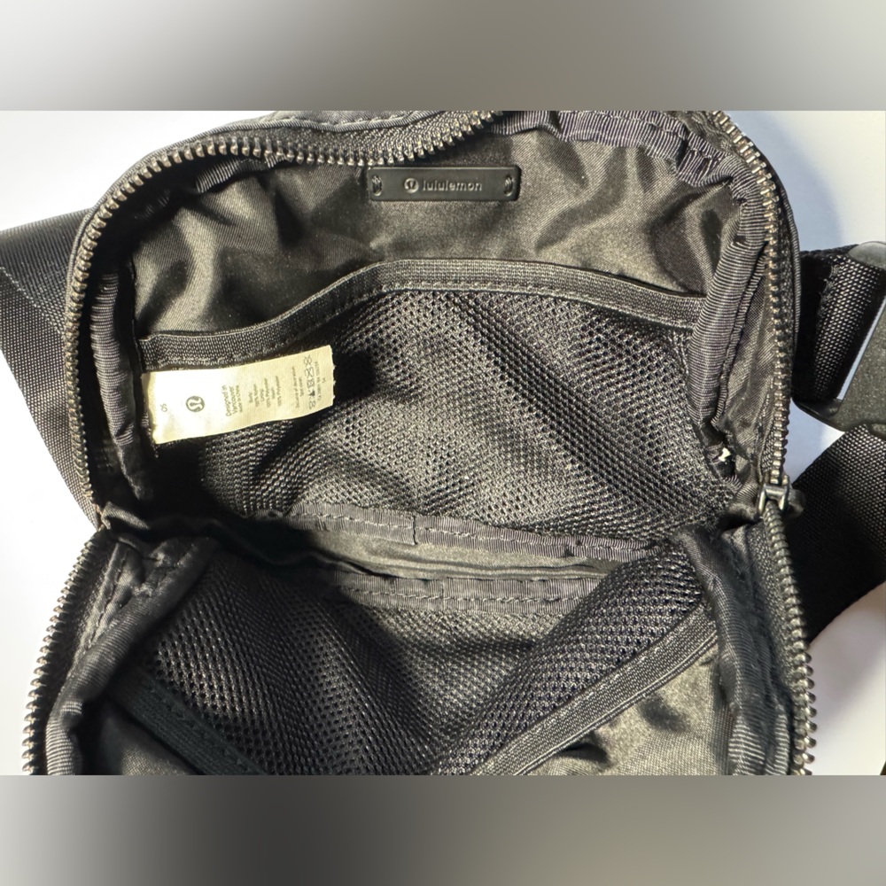 Lululemon Everywhere Belt Bag 1L Unisex used-good condition - Picture 6 of 6